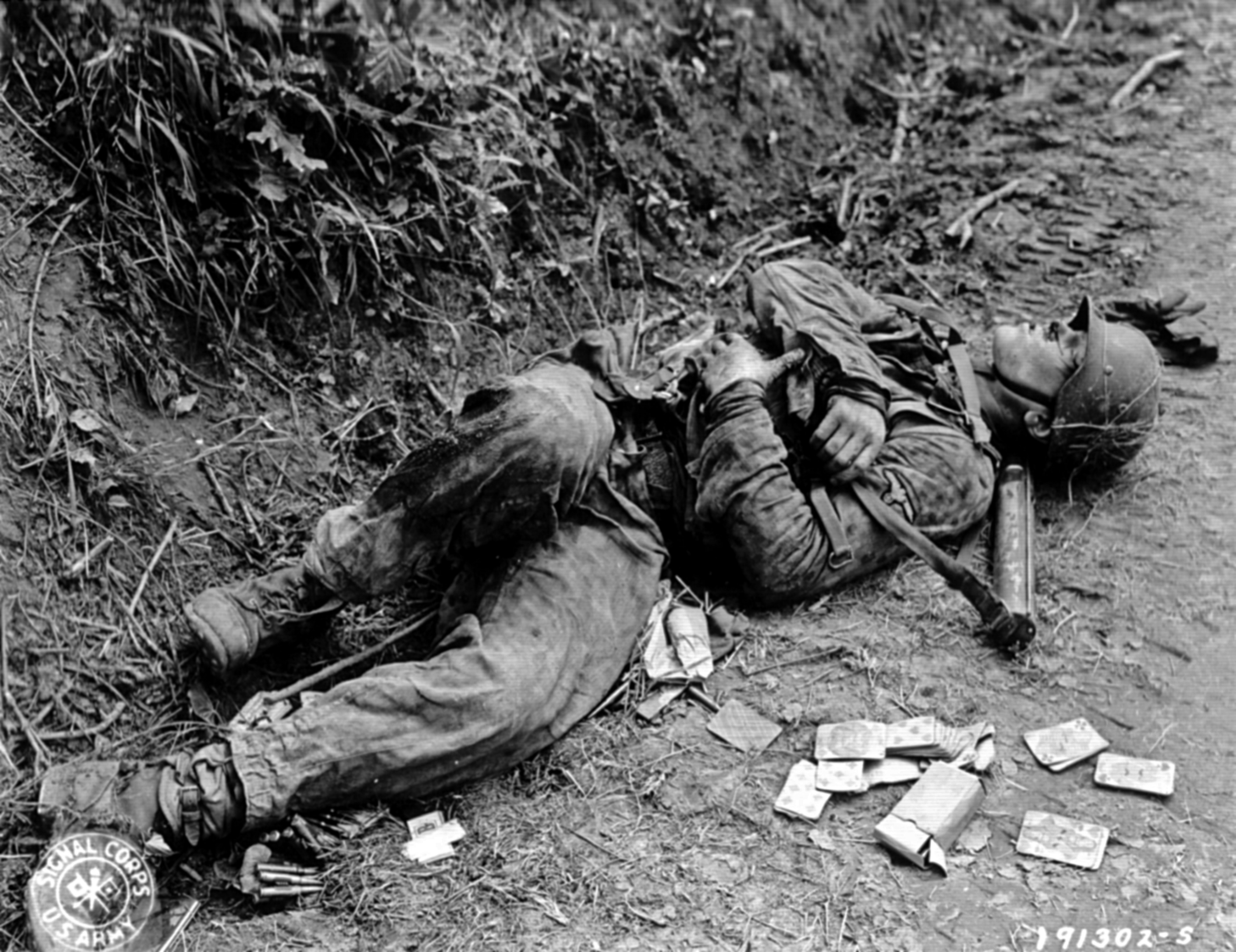 Dead_german_member_of_Waffen-SS.jpg