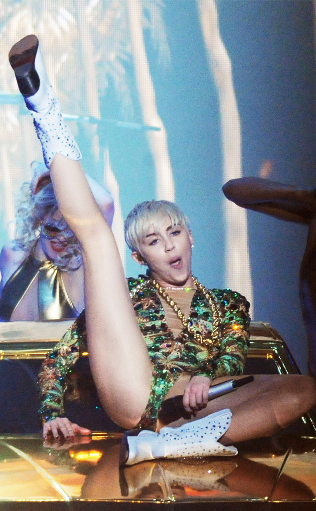 rs_634x1024-140326112532-634.miley-cyrus-concert-microphone.ls.32614.jpg