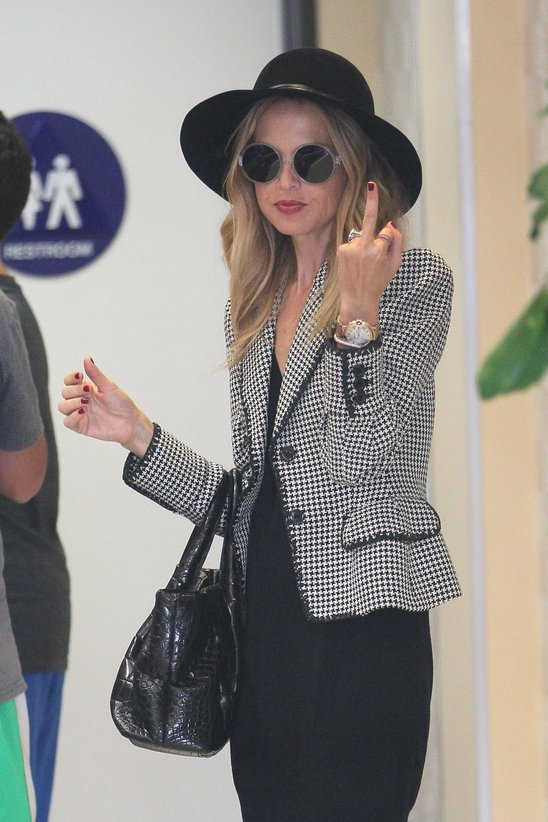 rachel_zoe_middle_finger_fuck.jpg